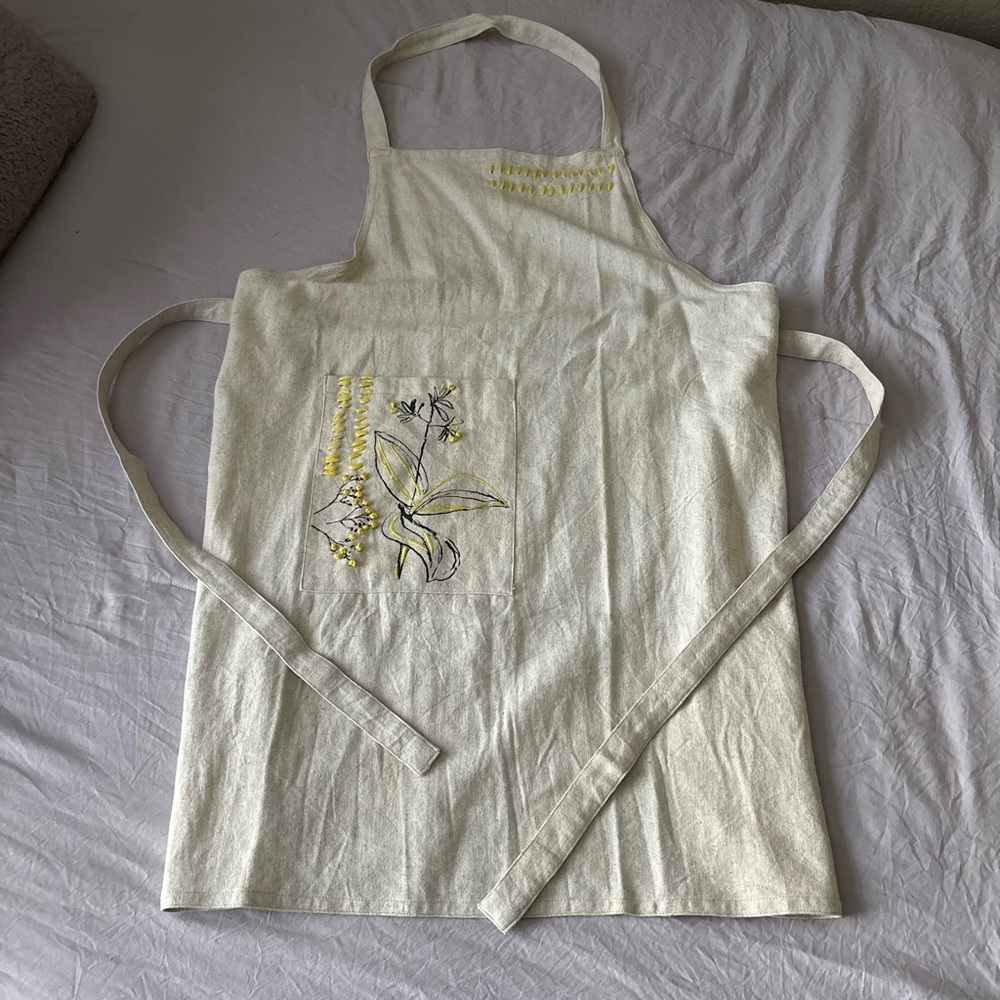 NWOT Embroidered Floral Apron in Cream and Yellow